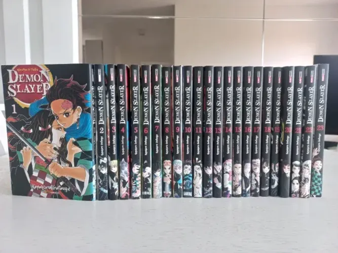 Demon Slayer / Kimetsu no Yaiba (Volumes 1 a 23) + Flor da Felicidade + Gaiden + Brinde
