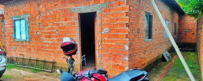 2 CASAS, TERRENO GRANDE EM L