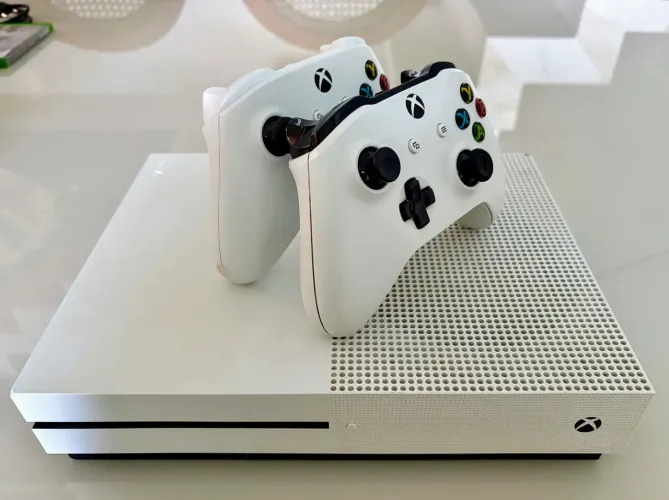 Vendo XBOX ONE S - 1TB + 2 Controles