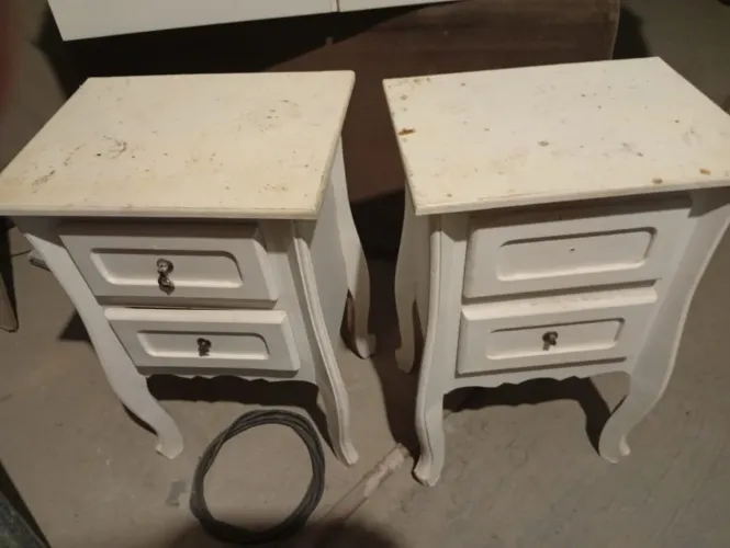 02 mini cômodas com 02 gavetas em bom estado.