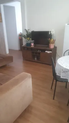 Quarto no CENTRO R. FELIP SHMIDT Floripa p/moça não fumante que estude e/ou trabalhe ..