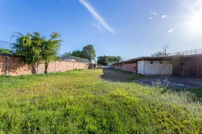 Depósito com 600 m², área de escritório, amplo terreno para área de manobra.