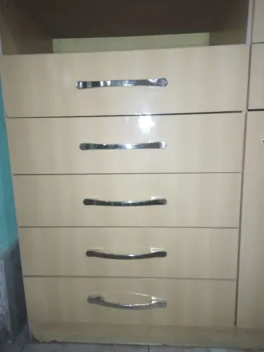 Armário com uma porta 5gavetas grande e 2 gavetas pequena