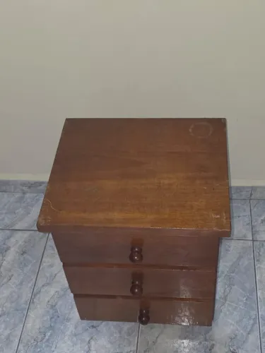 Mesa de Cabeceira em Madeira 3 Gavetas Mogno