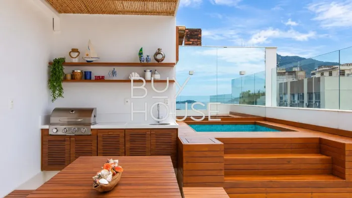 Cobertura Duplex de 250 m² com Piscina e Vista Mar na Quadra da Praia do Leblon