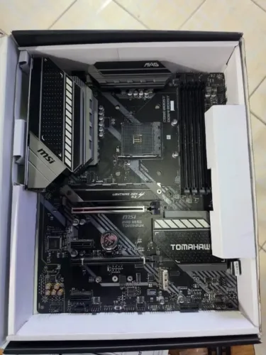Placa-Mãe MSI MAG B550 Tomahawk, AMD AM4, ATX, DDR4, Preto - MAG B550 TOMAHAWK