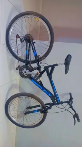 Vende- se uma bicicleta, bem conservada, quase não andei, vendendo porque tá só parada.