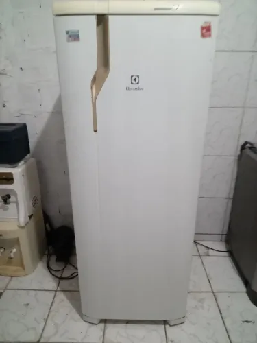 VENDO UMA GELADEIRA ELETROLUX FROS FREE