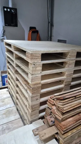 Pallets seminovos medida 1.10 por 1.30, compensado resistente, entregamos.
