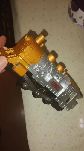 Vendo locomotiva 0-6-0, a pilha (2 x D)com farol e som, perfeito funcionamento.<br>23 x 6cm.