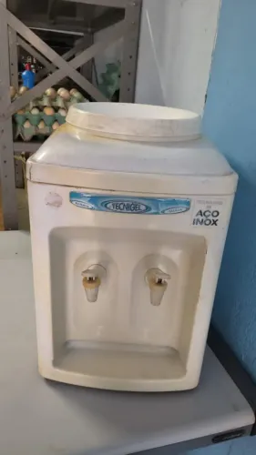 Bebedouro de garrafão Água gelada e natural