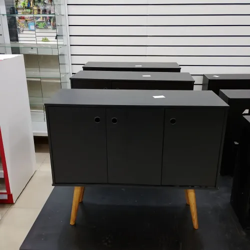 Aparador Retrô Preto com 3 Portas e Pés Palito de Madeira