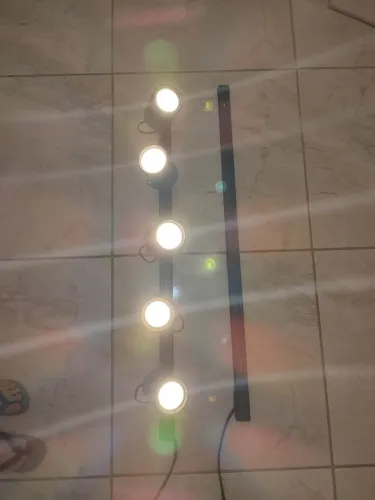 Spot trilho eletrificado com 5 lâmpadas de 7 watts.