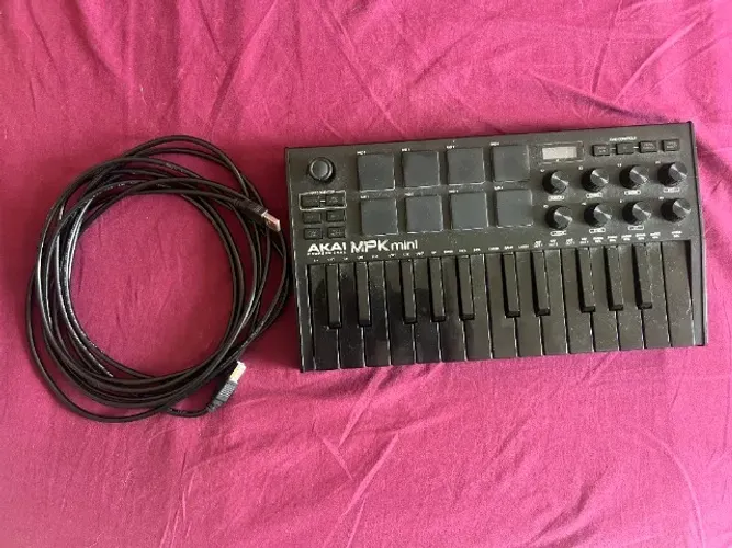 Teclado Controlador MIDI Akai MPK Mini MK3 Preto com 25 Teclas e 8 Pads