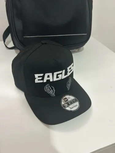Boné New Era Eagles 9Fifty (versão SKELETAL SCRIPT)