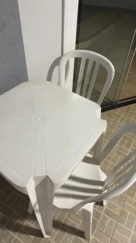 Jogo de mesa com 4 cadeiras (plástico)