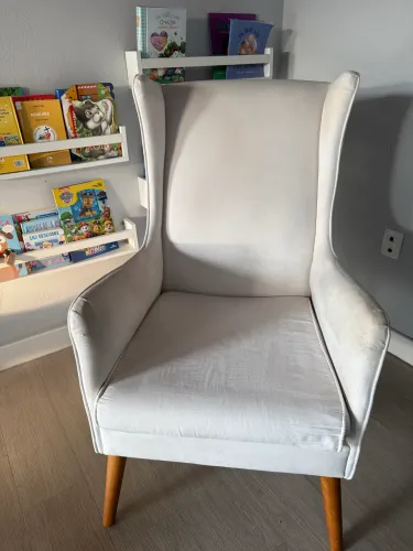 Vendo poltrona fox com pés de madeira