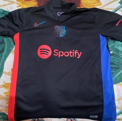Camisa Barcelona Alway 24/25 - Preta com detalhes vermelho e azul