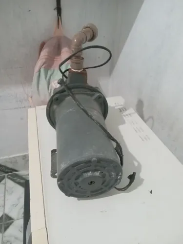 Vendo bomba schneider 3/4injetora funcionando perfeitamente e uma pia de banheiro pequena.