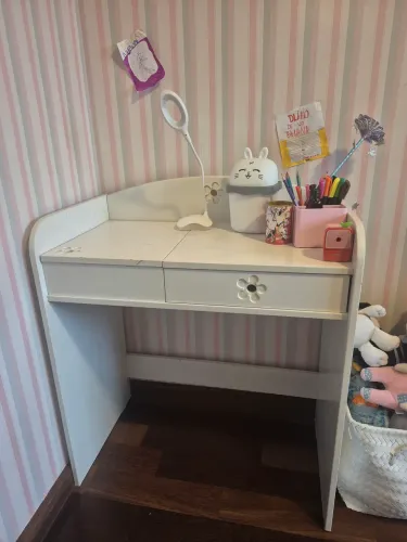 Escrivaninha infantil com penteadeira