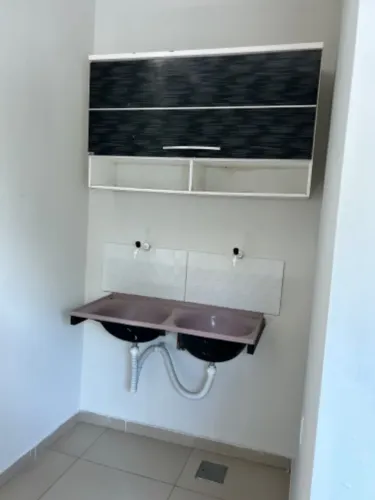 Apartamento disponível para locação, 2 quartos, sala,cozinha, banheiro e garagem coberta.