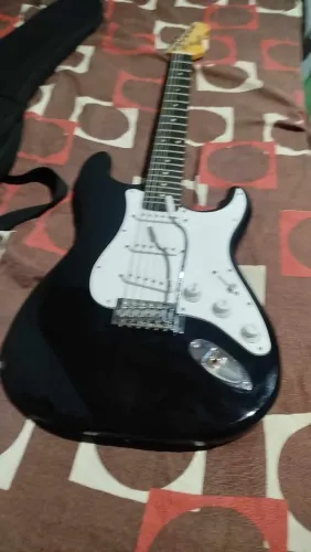 Guitarra stratocast