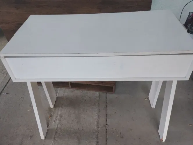 Mesa escrivaninha e penteadeira com espelho.