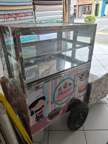 Vendo carrinho para vender doces. Ótimo estado