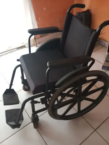 Vendo uma cadeira de rodas