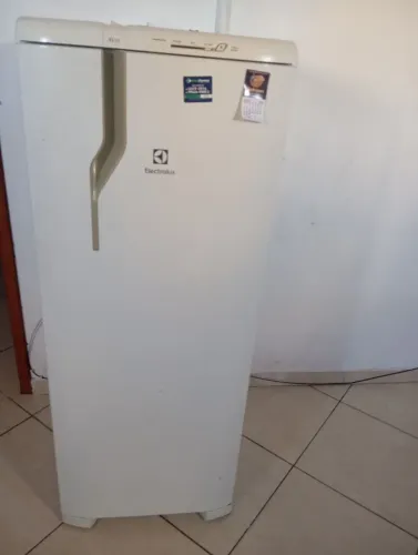 Gente estou vendendo uma geladeira e uma cama semi nova preço bom