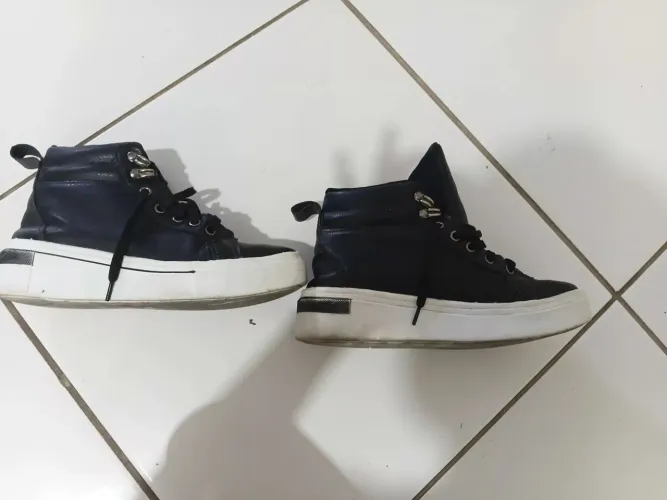 Vendo tênis bota feminino na cor preta excelente estado