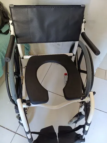 Cadeira de Rodas de Banho (Aberto a proposta)