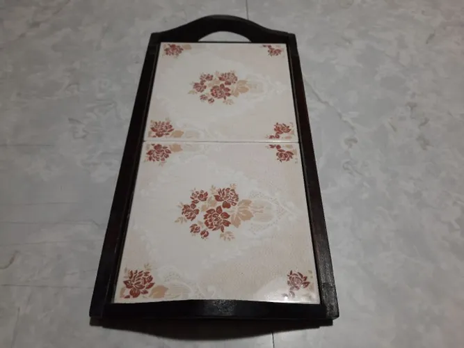 Bandeja de Madeira c/ Dois azulejos florais no tampo. Vintage. 