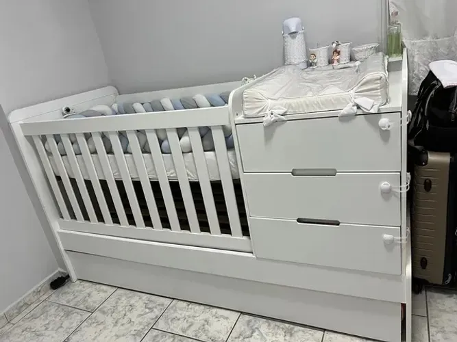 Berço com Trocador Branco Cléo, desmontado, com alguns danos,R$ 750,00. 