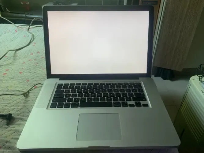 Apple MacBook Pro A1286 Com Tela Branca, No Estado!