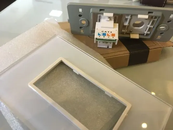 Tomada telefone Livolo zerada na caixa, nunca utilizada.