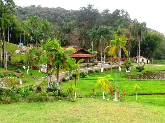 Alugo Sitio em Arujá 56.000m² com piscinas e lagos para fins comecial