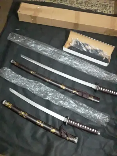 Vendo  Lindo Par de Espadas Japonesas Com Suporte Sem Uso!!