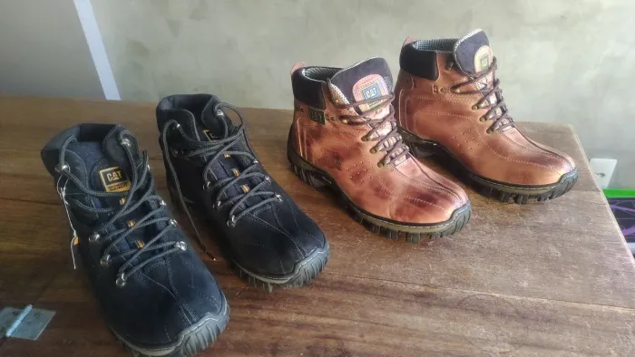 Vendo 1 BOTA CAT NÚMERO 43 marrom ,preta já foi vendida.