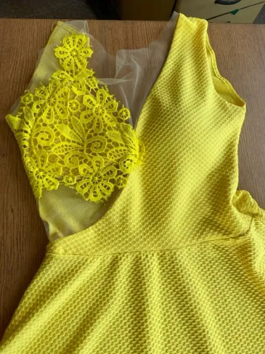 Vestido amarelo com renda usado