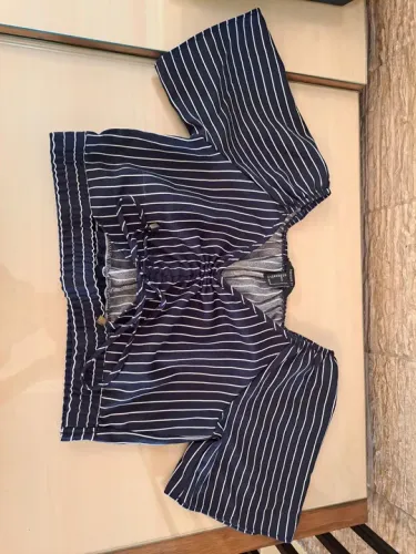 Blusa listrada cropped feminina