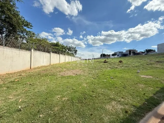 Terreno à venda no Condomínio Tivoli em Araraquara