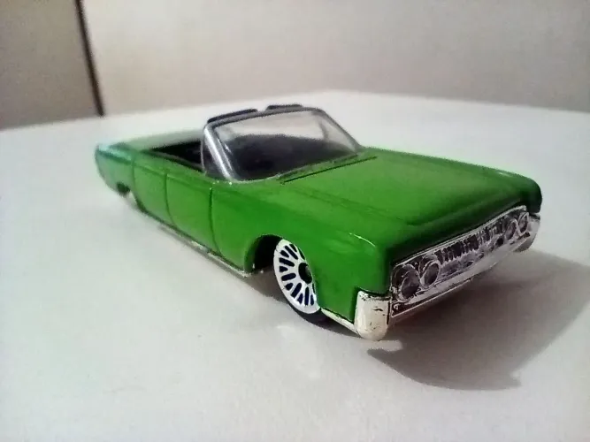 Miniatura Hotwheels Lincoln Continental Conversível Verde