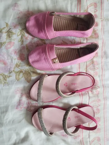 Vendo os 2 pares de Calçados molekinha n. 27 e 28