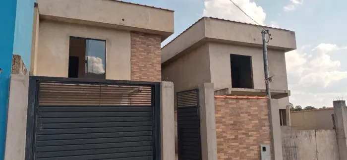 C323 - Casa nova com três dormitório em bairro arborizado