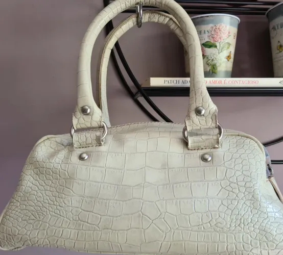 Bolsa de mão branca com textura croco - MNG