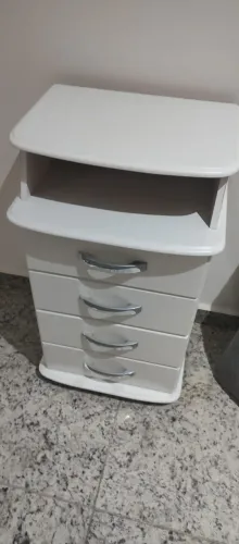 Mesa de cabeceira com 4 gavetas