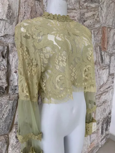 Blusa de renda verde pistache com mangas longas