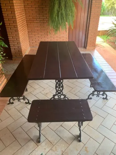 Conjunto de Mesa e Bancos de Madeira Maciça