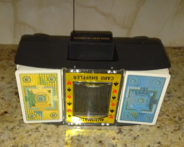 VENDE -SE 2  EMBARALHADOR DE CARTAS AUTOMÁTICO TUDO POR 80,